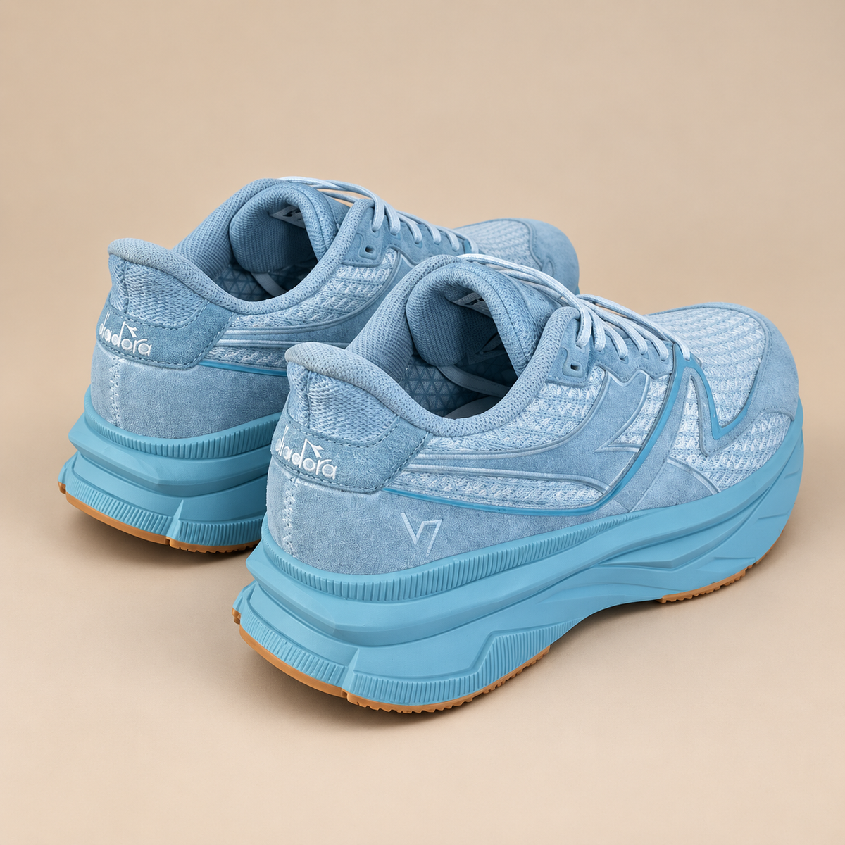 DIADORA V7000 Dip Dye - Pale Blue.